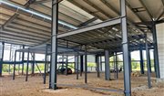 Construction en cours d’un bâtiment artisanal et de bureaux à Sévérac-le-Château - Montage du bardage