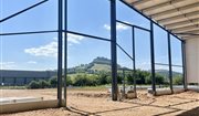 Construction en cours d’un bâtiment artisanal et de bureaux à Sévérac-le-Château - Montage du bardage