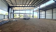 Construction en cours d’un bâtiment artisanal et de bureaux à Sévérac-le-Château - Montage du bardage