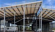 Construction en cours d’un bâtiment artisanal et de bureaux à Sévérac-le-Château - Montage du bardage